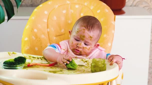 Pequena mãe bebê alimenta purê frutas legumes. foco seletivo — Vídeo de Stock