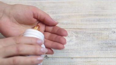 Omega 3 vitaminleri elimizde. seçici odak