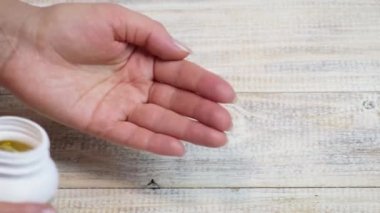 Omega 3 vitaminleri elimizde. seçici odak