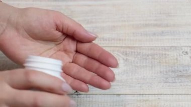 Omega 3 vitaminleri elimizde. seçici odak