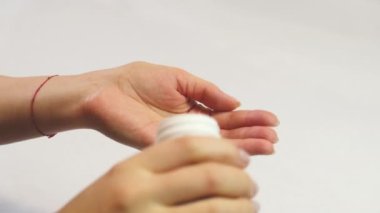 Omega 3 vitaminleri elimizde. seçici odak