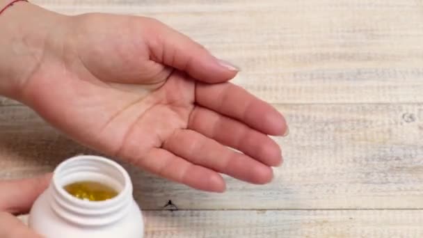 Omega 3-vitamin a kézben. szelektív fókusz — Stock videók