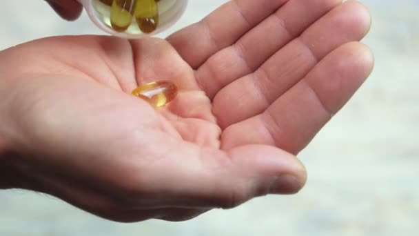 Омега-3 вітаміни в руці. вибірковий фокус — стокове відео