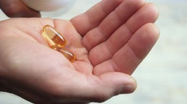 Omega 3 vitaminleri elimizde. seçici odak