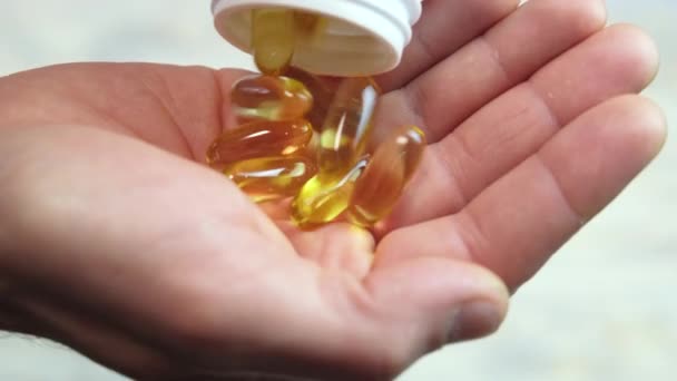 Vitamine omega 3 in mano. focus selettivo — Video Stock