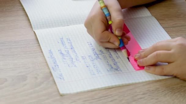 Mädchen beim Hausaufgabenzeichnen. Selektiver Fokus. — Stockvideo