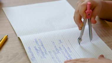 Çocuk ev ödevi çiziyor. seçici odak.