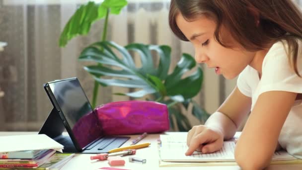 Criança menina lê lição de casa. foco seletivo. — Vídeo de Stock