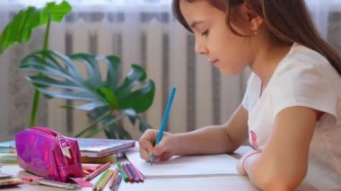 Çocuk kız kalemle resim çizer. seçici odak.