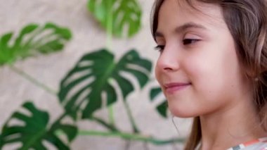 Anne çocuğa vitamin hapı veriyor. seçici odak.