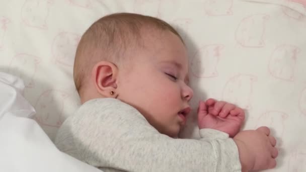 En liten bebis sover i spjälsängen. selektivt fokus. — Stockvideo