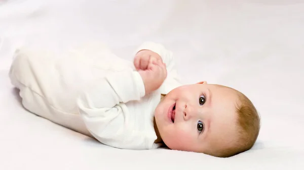 Beyaz Arka Plandaki Bebek Gülümsüyor Seçici Odak — Stok fotoğraf