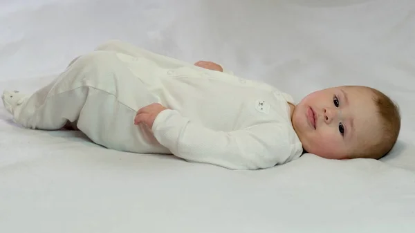 Bebek Karnının Üstüne Yuvarlanıyor Seçici Odak — Stok fotoğraf