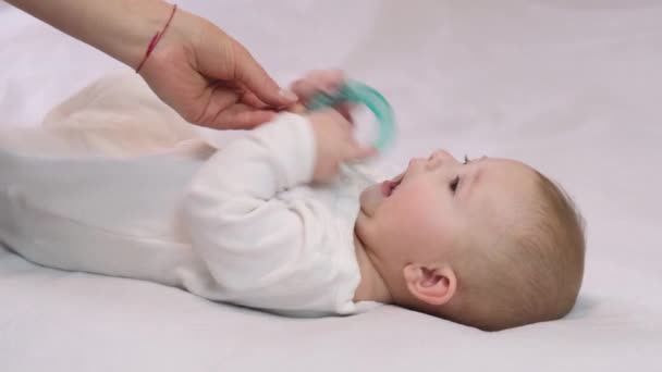 Bebé Está Segurar Mordedor Foco Seletivo — Vídeo de Stock