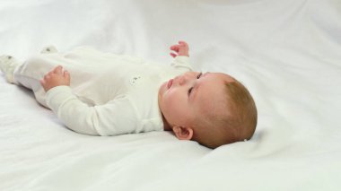 Küçük bebek ağlıyor. seçici odak