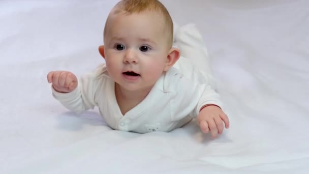 婴儿在肚子上打滚 选择性重点 — 图库视频影像