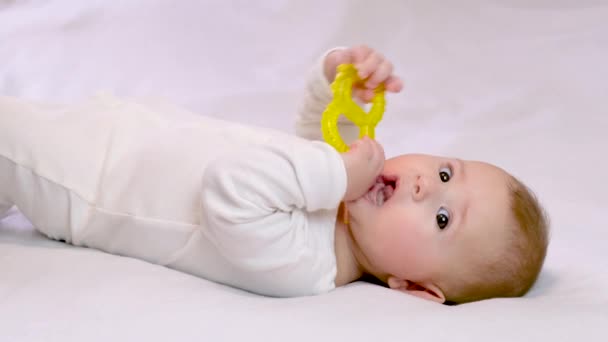 Baby Houdt Een Bijtring Vast Selectieve Focus — Stockvideo