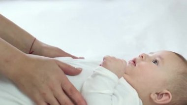 Küçük anne oynuyor. seçici odak