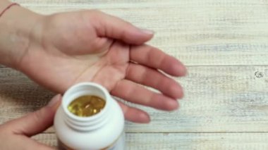 Omega 3 vitaminleri elimizde. seçici odak