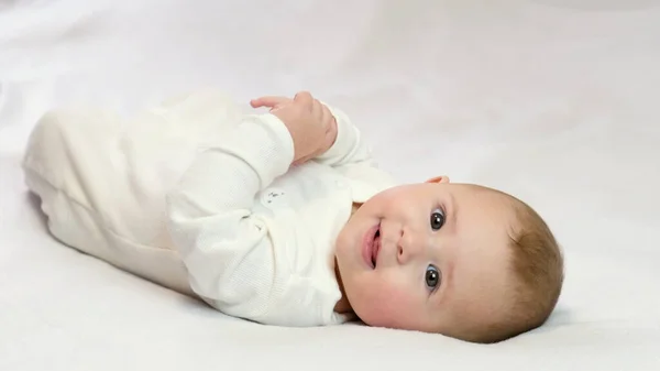 Beyaz Arka Plandaki Bebek Gülümsüyor Seçici Odak — Stok fotoğraf