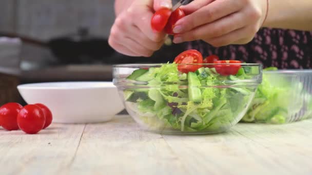 Μια Γυναίκα Που Φτιάχνει Σαλάτα Λαχανικών Επιλεκτική Εστίαση — Αρχείο Βίντεο