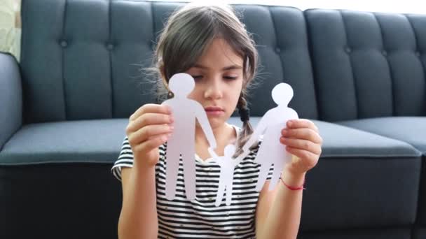 La niña sostiene una familia cortada en papel en sus manos. enfoque selectivo. — Vídeos de Stock