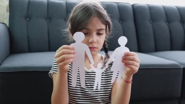 Criança tem uma família de corte de papel em suas mãos. foco seletivo. — Vídeo de Stock