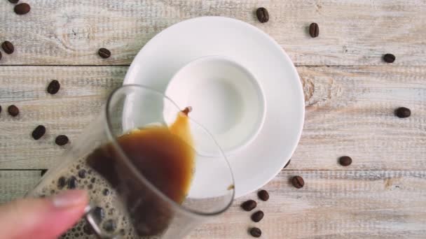 Caffè in una tazza sul tavolo. focus selettivo. — Video Stock