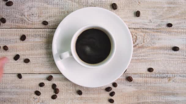 Kávé egy csészével az asztalon. szelektív fókusz. — Stock videók