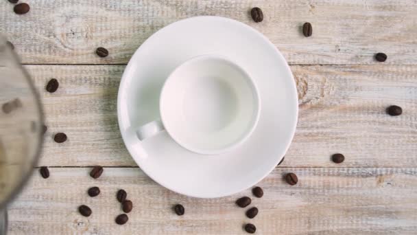 Masanın üzerinde bir fincanda kahve. seçici odak. — Stok video