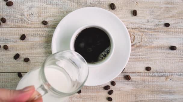 Coffee in a cup on the table. selective focus. — Stock Video