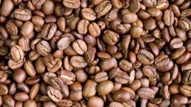 Kahve çekirdekleri masaya yakın çekim. seçici odak.