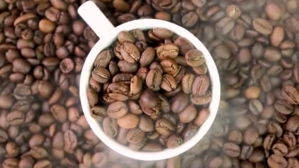 テーブルの上にコーヒー豆のクローズアップ。選択的焦点. — ストック動画