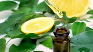 Küçük şişelerde limon yağı. seçici odak.