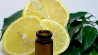 Küçük şişelerde limon yağı. seçici odak.