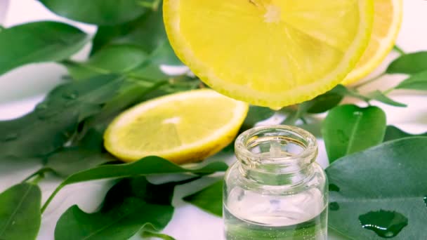 Óleo essencial de limão em pequenas garrafas. foco seletivo. — Vídeo de Stock