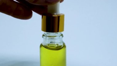 Küçük şişelerde gerekli yağ. seçici odak.