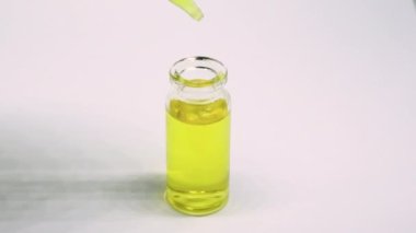 Küçük şişelerde gerekli yağ. seçici odak.