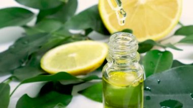 Küçük şişelerde limon yağı. seçici odak.