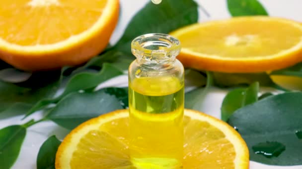 Aceite esencial de naranja en botellas pequeñas. enfoque selectivo. — Vídeos de Stock