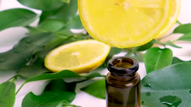 Aceite esencial de limón en botellas pequeñas. enfoque selectivo. — Vídeos de Stock