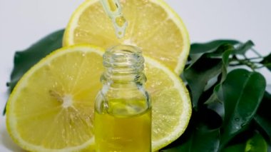 Küçük şişelerde limon yağı. seçici odak.