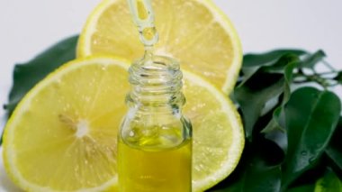 Küçük şişelerde limon yağı. seçici odak.
