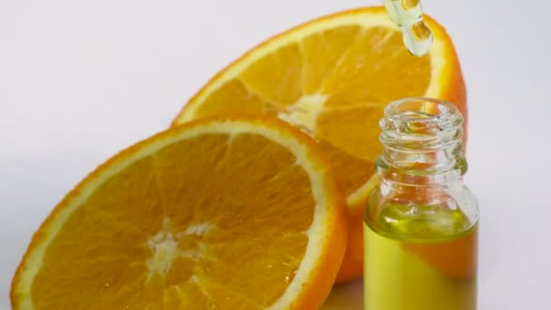 Olio essenziale di arancia in piccole bottiglie. focus selettivo. — Video Stock
