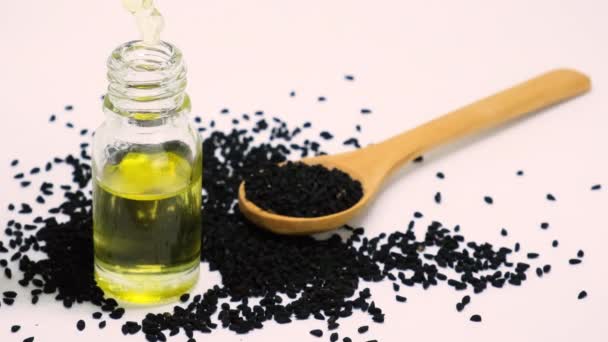 Olio essenziale di cumino nero in piccole bottiglie. focus selettivo. — Video Stock