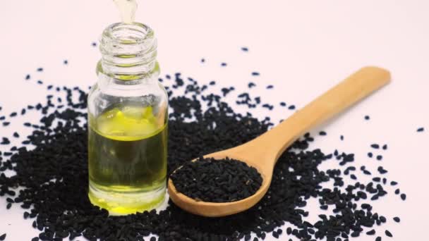 Esenciální olej z černého kmínu v malých lahvích. selektivní zaměření. — Stock video