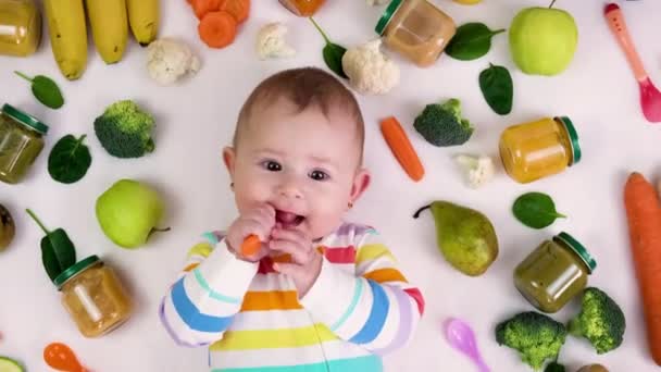 Baby Puré Med Grönsaker Och Frukt Selektivt Fokus — Stockvideo