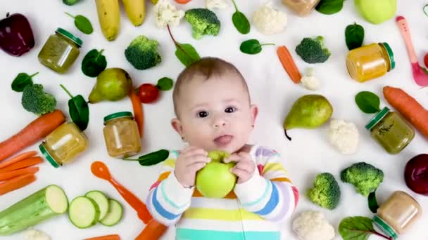 Babapüré zöldségekkel és gyümölcsökkel. szelektív fókusz. — Stock videók