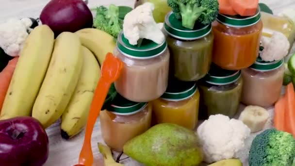野菜や果物と赤ちゃんの純粋な。選択的焦点. — ストック動画