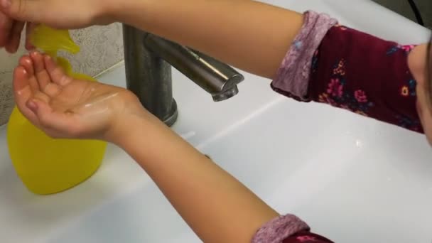 Το παιδί πλένει τα χέρια του με σαπούνι. Επιλεκτική εστίαση. — Αρχείο Βίντεο